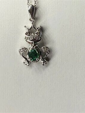 925 Sterling Silver Crowned Frog Pendant Necklace Green Pear-Cut Stone